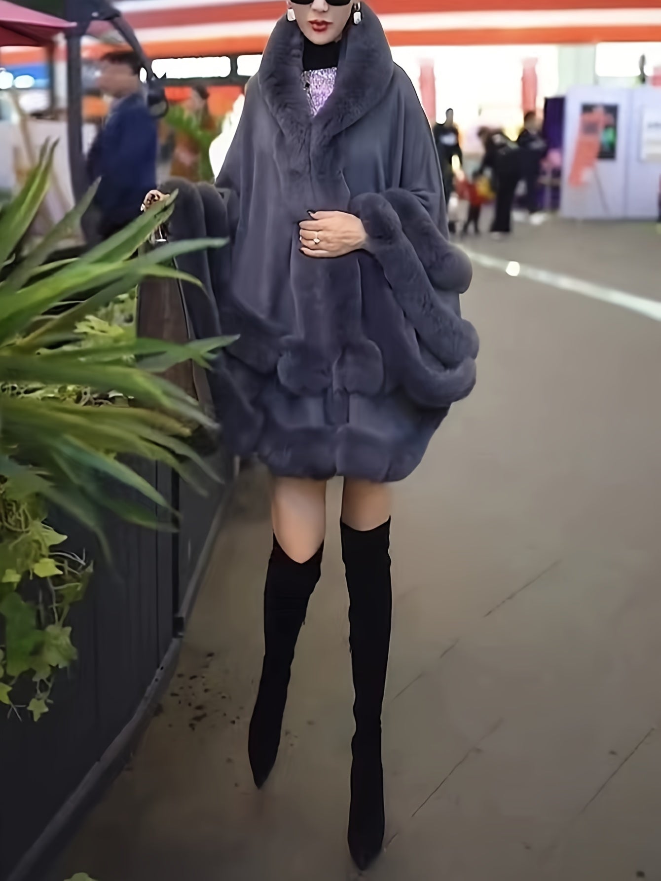 Cardigan com Capuz Estilo Cape Forrado em Pele Sintética para Mulheres - Casaco Grande e Aberto de Pelúcia Borgonha para Clima Frio, Elegância Inspirada no Oriente Médio, Somente Limpeza a Seco, Casacos de Inverno Femininos, Vestuário para Tempo Friíssimo, Roupa Externa Estilo Cape, Casaco de Tecido Luxuoso