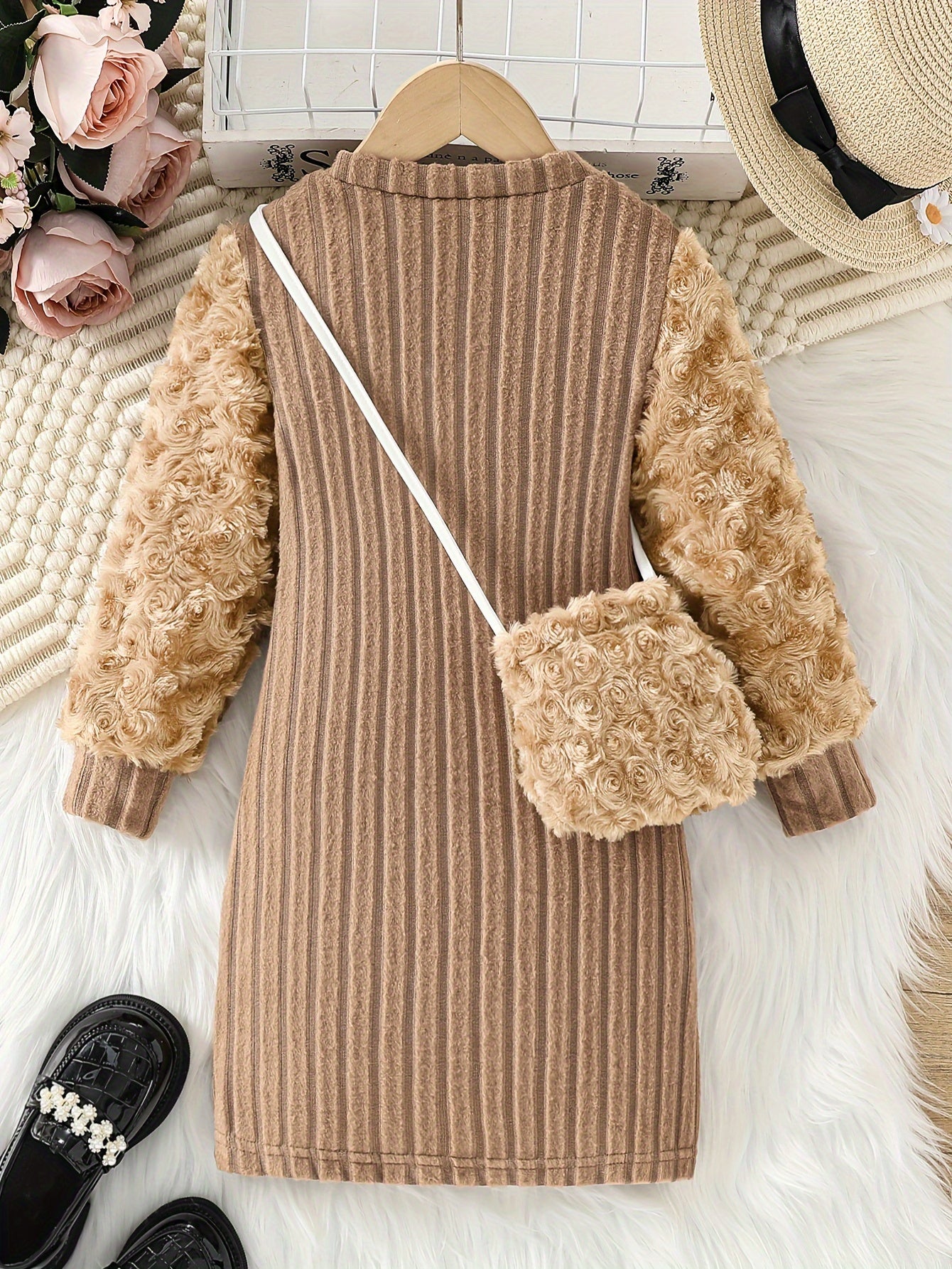 Vestido para meninas e bolsa de cor sólida. A blusa de gola redonda e manga longa é feita de tecido canelado aveludado, com mangas estampadas em padrão de botões de rosa em material fofo como rosas peludas—ideal para uso casual ao ar livre na primavera ou outono