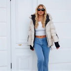 Jaqueta Acolchoada Elegante Bege Feminina - Casaco de Inverno Quente e Casual com Acabamento Preto, Mangas Compridas e Capuz com Zíper, Tecido de Poliéster para Conforto Externo