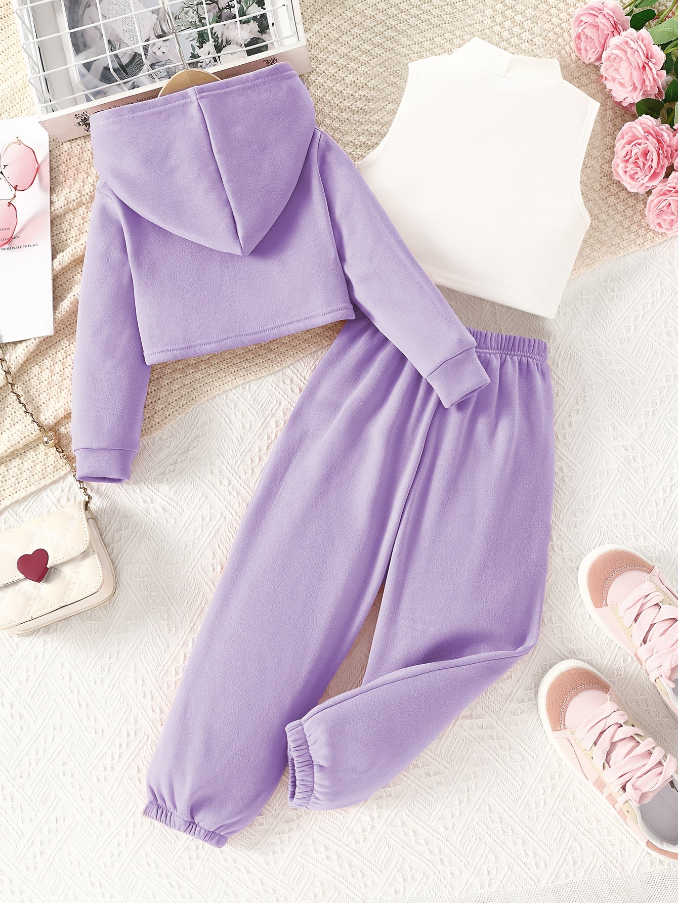 Conjunto de roupas de exterior para meninas na moda para a primavera e outono: camisola de manga comprida com capuz e estampa de letras + colete sem mangas com estampa de letras + calças compridas com cintura elástica, adequado para uso diário casual ou outras ocasiões especiais na primavera e outono, para exterior