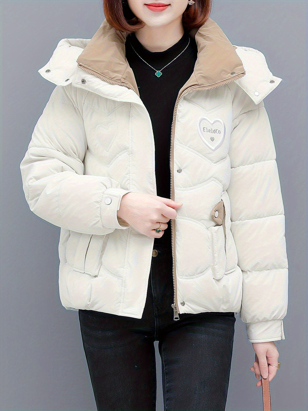 Jaqueta com Capuz de Inverno Feminina - Elegante Casaco Bege e Branco com Zíper e Design de Coração, Roupa Externa Quente de Poliéster para Looks Casuais ou Chiques, Jaqueta de Inverno