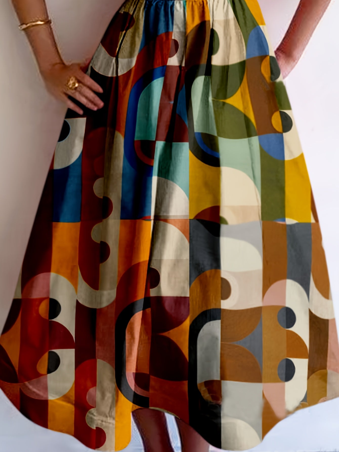 Vestido de alças finas ajustáveis com estampado geométrico retro colorido para férias boémias elegantes e jovens, com mangas curtas e comprimento médio, ideal para presente único e especial para o verão.