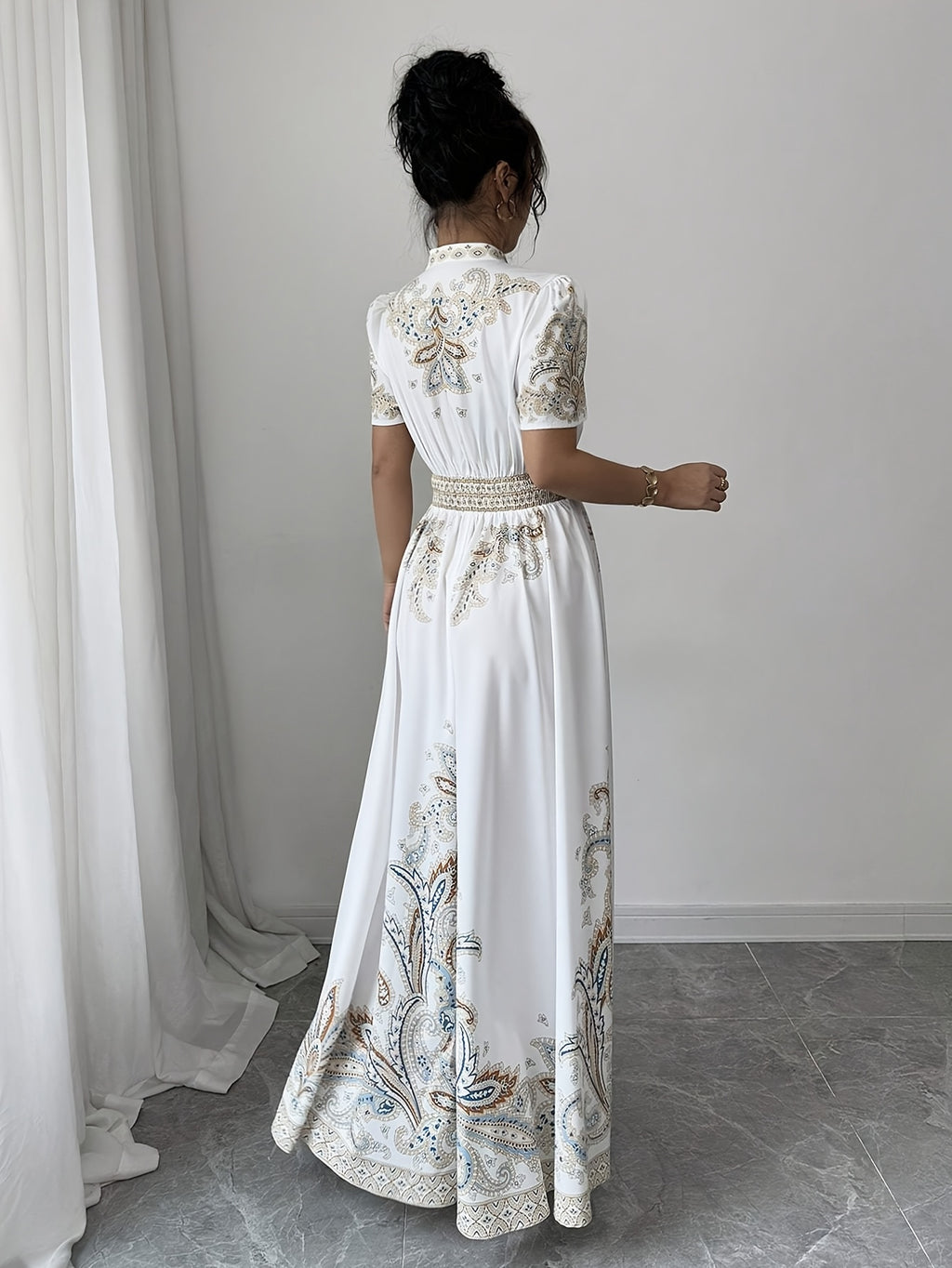 Vestido Maxi Elegante com Estampa Floral Bohemiana com Mangas Puff e Cintura Cinchada - Branco com Acentos Azuis e Dourados, Perfeito para Primavera/Verão/Outono, Vestuário Casual Elegante | Vestido com Estampa Floral | Design de Cintura Cinchada, Vestido Floral