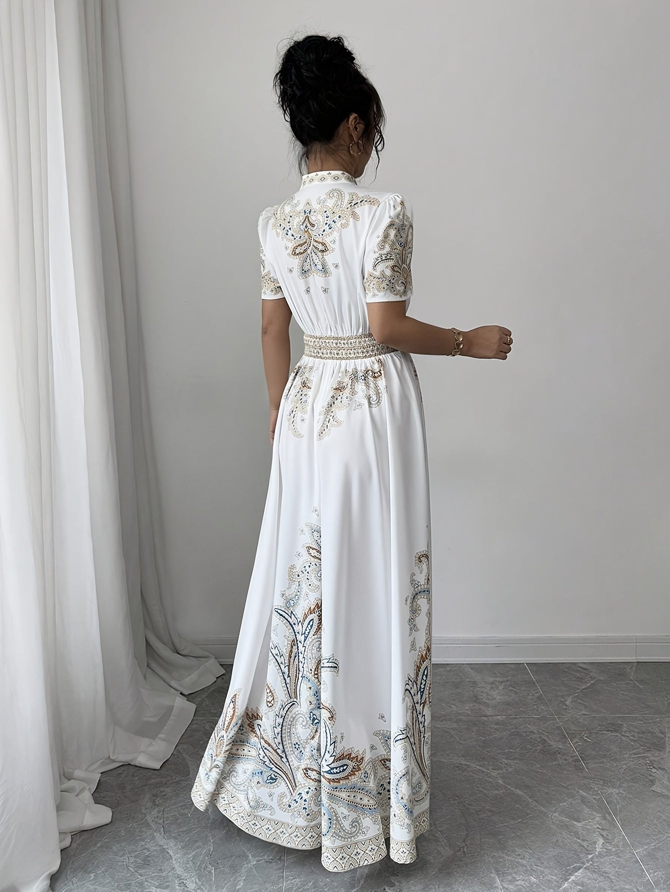 Vestido Maxi Elegante com Estampa Floral Bohemiana com Mangas Puff e Cintura Cinchada - Branco com Acentos Azuis e Dourados, Perfeito para Primavera/Verão/Outono, Vestuário Casual Elegante | Vestido com Estampa Floral | Design de Cintura Cinchada, Vestido Floral