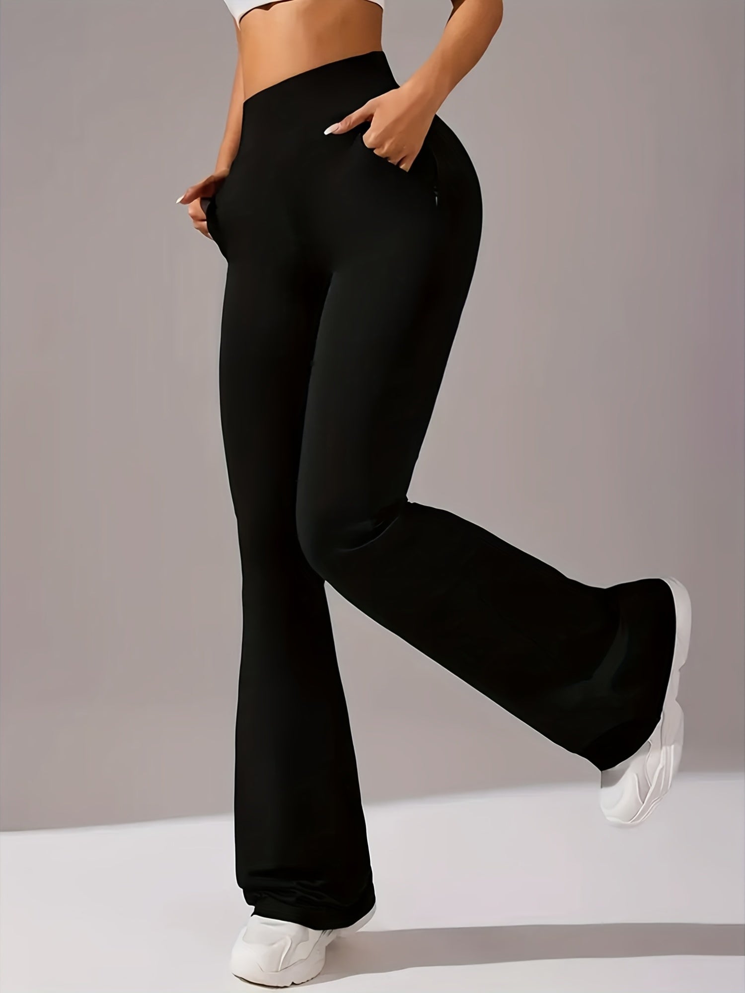 Um par de calças casuais de corte folgado para mulher, com pernas abertas, controlo abdominal e efeito lifting nas ancas, completas com bolsos. Fabricadas com tecido suave e agradável ao toque, oferecem uma sensação de conforto.