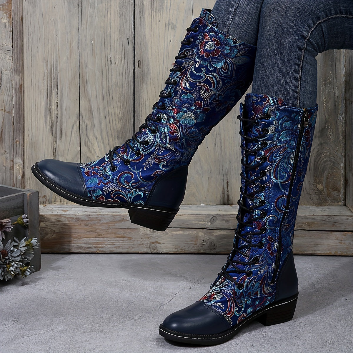 Botas Femininas Chinesas com Bico Redondo e Salto Baixo - Fechamento com Zíper - Botas de Tecido Adequadas para Looks Casuais, Elegantes e Informais - Estampa de Flor Chinesa