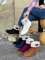 Botas Femininas de Cano Curto, Clássicas e Confortáveis. Botas de Inverno em Cores Quentes: Caqui, Preto e Bege. Botas de Cor Sólida, Forradas com Fleece, Aumentam a Altura e Antiderrapantes, Leves, com Bico Redondo Fofo. Gola Macia e Peluda. Botas Femininas Estilosas para Outono/Inverno, Inspiradas