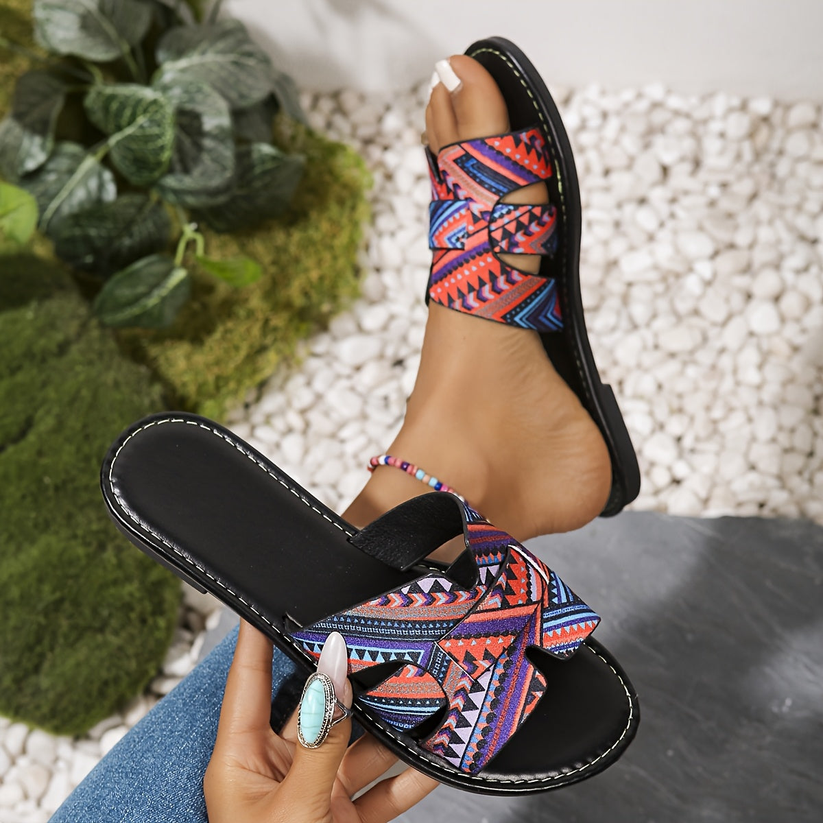 Sandálias de Verão Casuais para Mulheres - Elegantes Chinelos Planos de Dedo Aberto com Padrão Geométrico Vibrante, Cano Marrom e Sola de Borracha Preta, Perfeitas para a Praia ou Vestuário Casual, Calçado de Praia | Sandálias com Padrão Geométrico | Sandálias com Cano de Lona