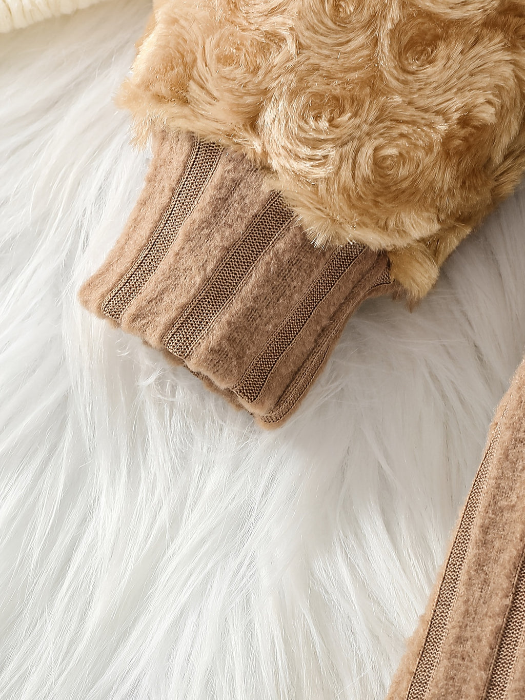 Vestido para meninas e bolsa de cor sólida. A blusa de gola redonda e manga longa é feita de tecido canelado aveludado, com mangas estampadas em padrão de botões de rosa em material fofo como rosas peludas—ideal para uso casual ao ar livre na primavera ou outono