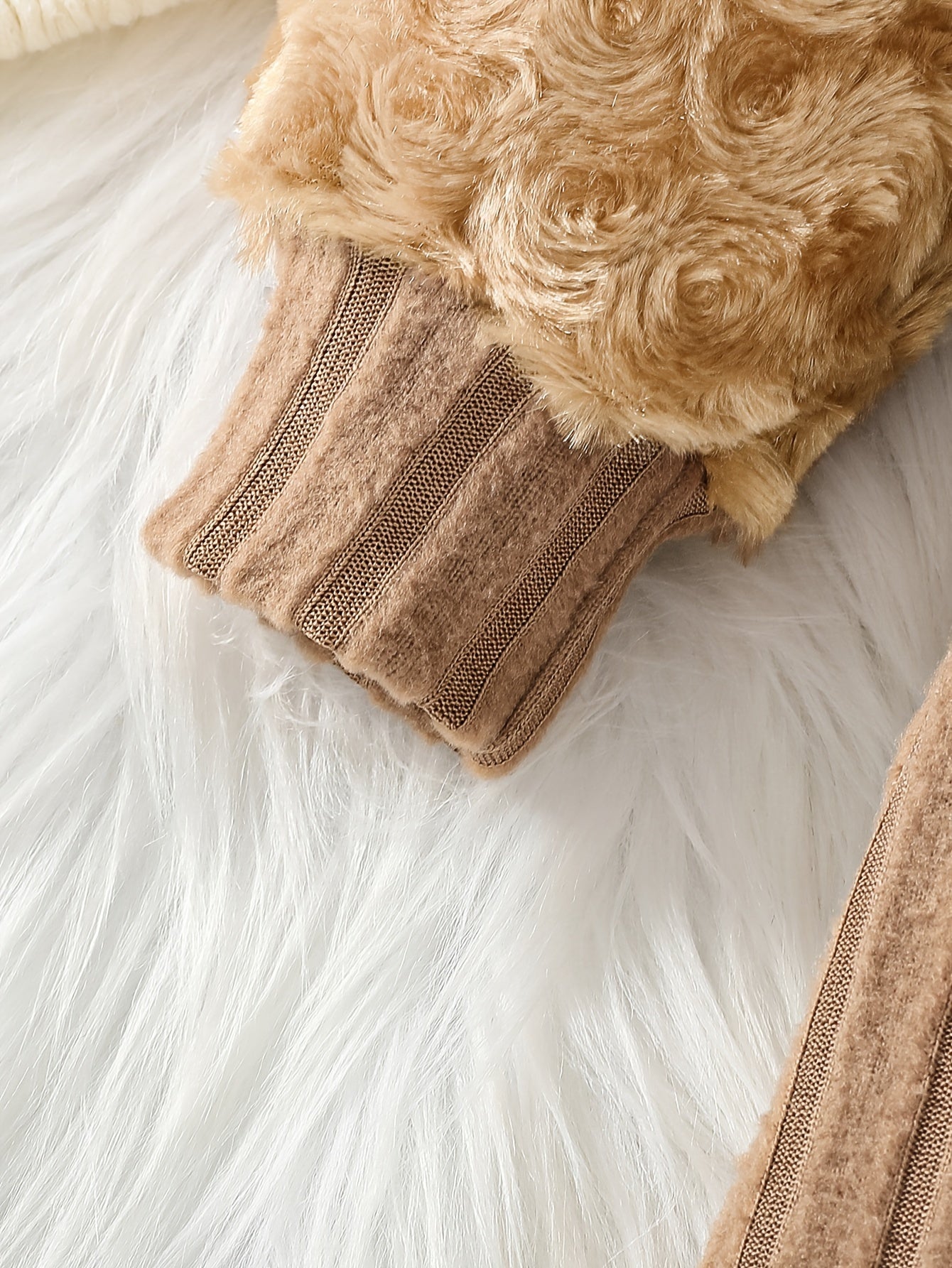 Vestido para meninas e bolsa de cor sólida. A blusa de gola redonda e manga longa é feita de tecido canelado aveludado, com mangas estampadas em padrão de botões de rosa em material fofo como rosas peludas—ideal para uso casual ao ar livre na primavera ou outono