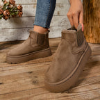Botas de tornozelo femininas resistentes apresentam um pescoço macio e felpudo para um visual confortável e elegante. Disponíveis em khaki, preto e cinzento escuro, essas botas de inverno são perfeitas para mulheres. A fechadura de atacadores e design tornam-nas fáceis de usar. O bico arredondado e design de deslizamento tornam-nas confortáveis e presentes para mulheres. A sola elevada é durável e resistente à abrasão. São perfeitas para férias diárias e outras atividades fashionáveis.