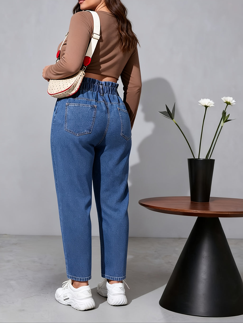 Calças jeans femininas plus size de cintura alta e afunilada, estilo casual e elegante, adequadas para todas as estações