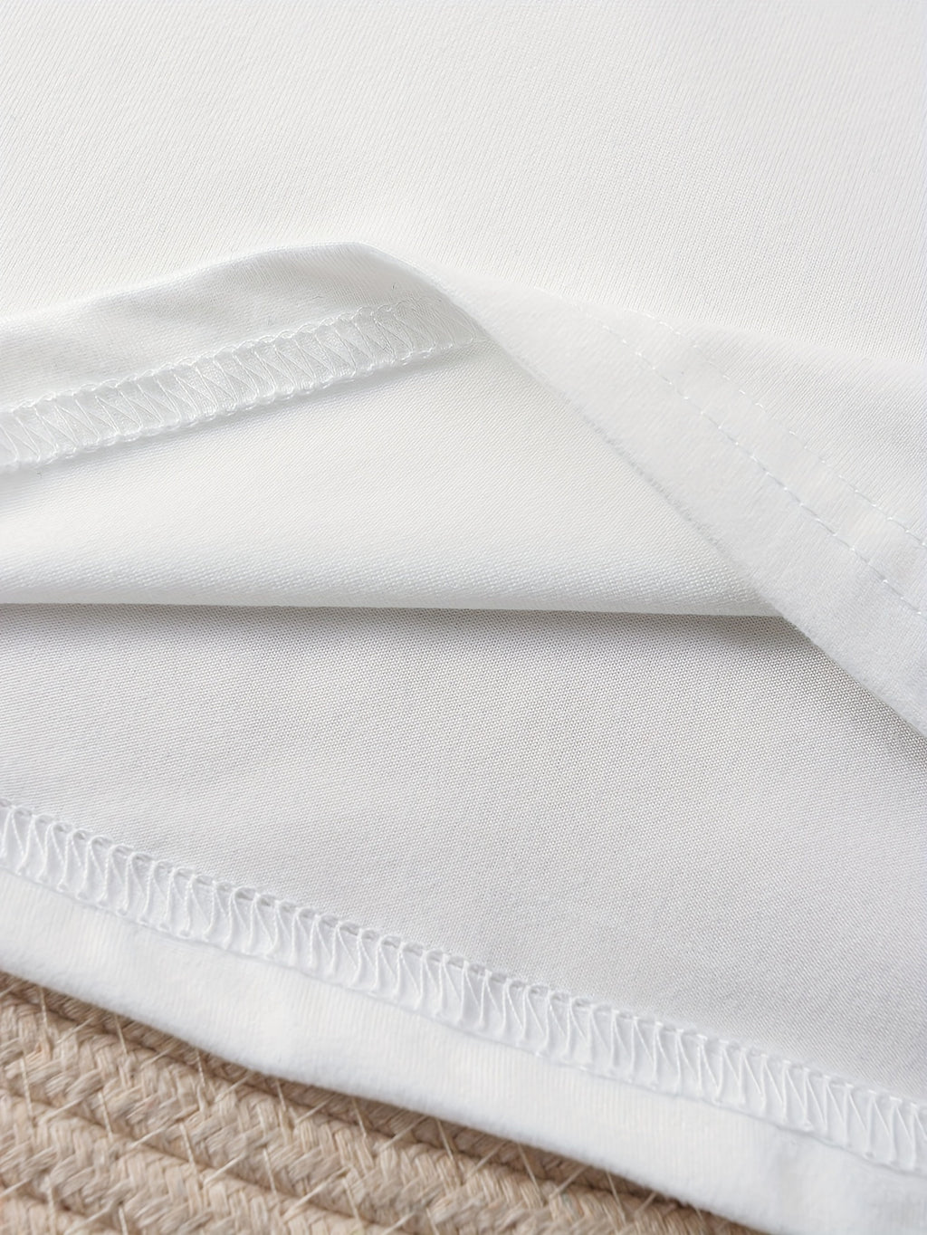 Camiseta Feminina com Estampa de Árvore de Natal - Blusa Branca Festiva com Frase "Merry Christmas", Gola Redonda Leve para Festas, Reuniões em Família e Uso Diário no Inverno - Roupa Lavável à Máquina com Guirlanda de Árvore de Natal