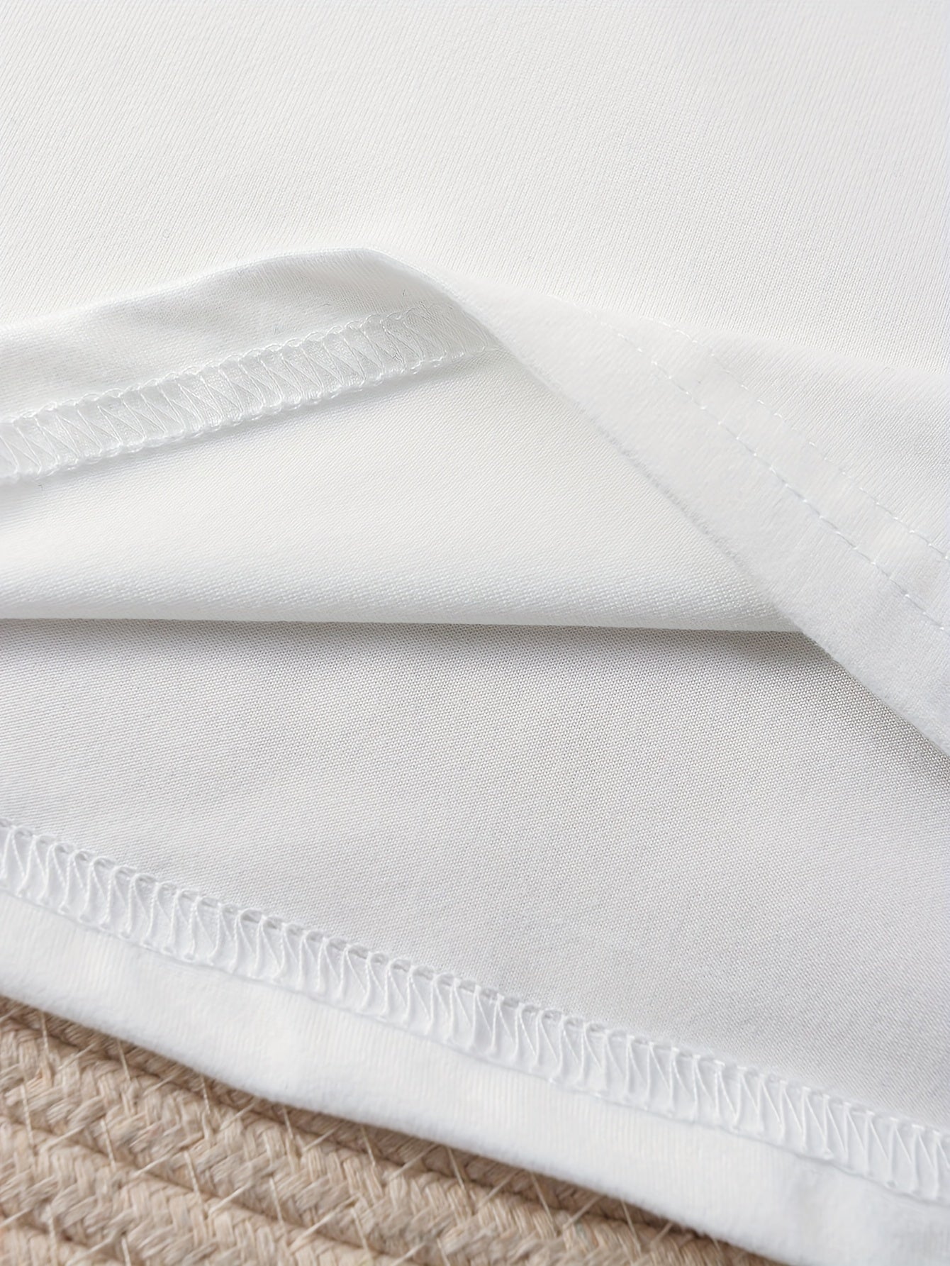 Camiseta Feminina com Estampa de Árvore de Natal - Blusa Branca Festiva com Frase "Merry Christmas", Gola Redonda Leve para Festas, Reuniões em Família e Uso Diário no Inverno - Roupa Lavável à Máquina com Guirlanda de Árvore de Natal