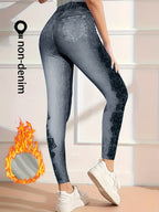 【imitação denim】Estas são leggings com forro polar, estilo denim falso, para o outono e inverno, concebidas para um visual moderno e casual. São modernas para mulheres, adequadas para deslocações diárias e looks versáteis. As leggings apresentam um design estampado.