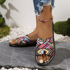 Sandálias de Verão Casuais para Mulheres - Elegantes Chinelos Planos de Dedo Aberto com Padrão Geométrico Vibrante, Cano Marrom e Sola de Borracha Preta, Perfeitas para a Praia ou Vestuário Casual, Calçado de Praia | Sandálias com Padrão Geométrico | Sandálias com Cano de Lona