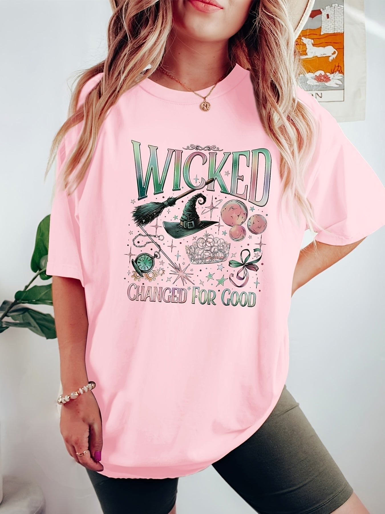 Camiseta Casual Feminina Plus Size Manga Curta Gola Redonda - Estampa de Bruxa e Celestial com Slogan "Wicked Changed for Good", Tecido Elástico Médio, Lavável em Máquina, Moda Verão, Vestuário Descontraído