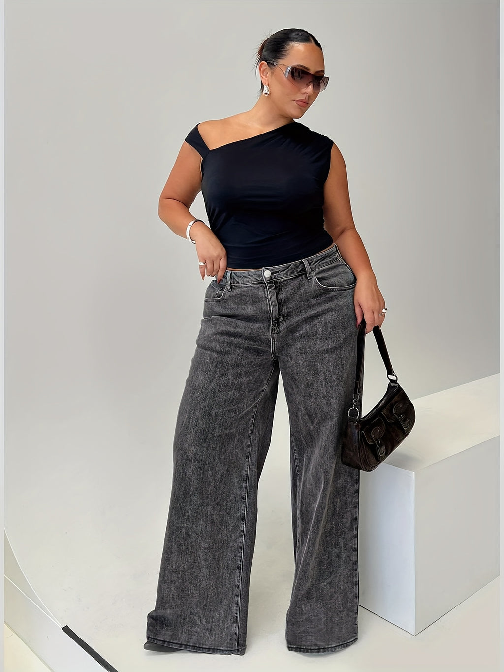 Jeans de ganga de tamanho grande para mulher, calças de perna larga cinzentas modernas e fashion para estilo europeu e americano, confortáveis e versáteis.