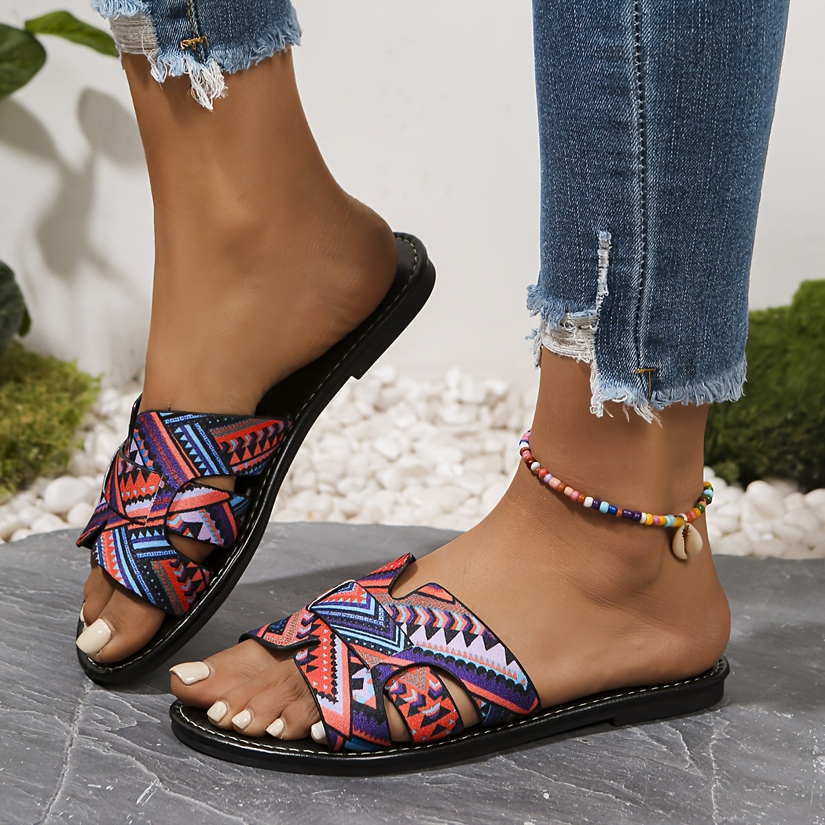 Sandálias de Verão Casuais para Mulheres - Elegantes Chinelos Planos de Dedo Aberto com Padrão Geométrico Vibrante, Cano Marrom e Sola de Borracha Preta, Perfeitas para a Praia ou Vestuário Casual, Calçado de Praia | Sandálias com Padrão Geométrico | Sandálias com Cano de Lona