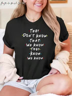 T-shirt gráfica inspirada no programa de TV "Eles não sabem que nós sabemos que eles sabem" - T-shirt casual de manga curta para mulheres, tecido macio, decote redondo, branco com letras coloridas, tamanhos S-XXL, roupa de uso diário | Camiseta com citação divertida | Ajuste confortável, camisetas para senhoras