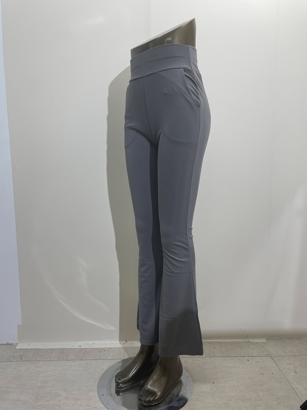 Um par de calças casuais de corte folgado para mulher, com pernas abertas, controlo abdominal e efeito lifting nas ancas, completas com bolsos. Fabricadas com tecido suave e agradável ao toque, oferecem uma sensação de conforto.