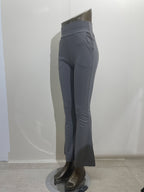 Um par de calças casuais de corte folgado para mulher, com pernas abertas, controlo abdominal e efeito lifting nas ancas, completas com bolsos. Fabricadas com tecido suave e agradável ao toque, oferecem uma sensação de conforto.