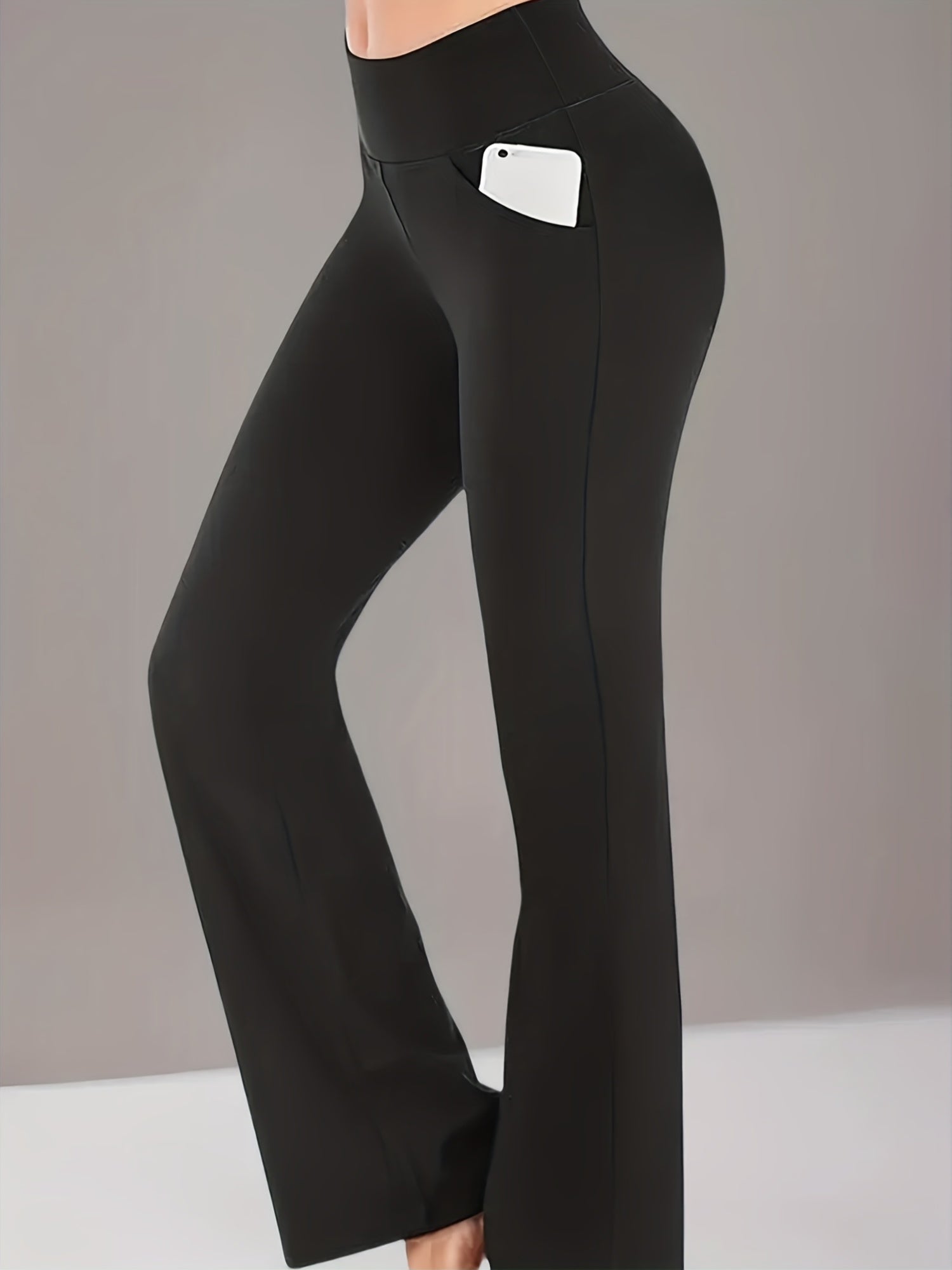 Um par de calças casuais de corte folgado para mulher, com pernas abertas, controlo abdominal e efeito lifting nas ancas, completas com bolsos. Fabricadas com tecido suave e agradável ao toque, oferecem uma sensação de conforto.