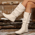 Botas femininas de cano médio com design plissado na parte lateral e zíper, ideais para combinar com saias ou calças no outono/inverno