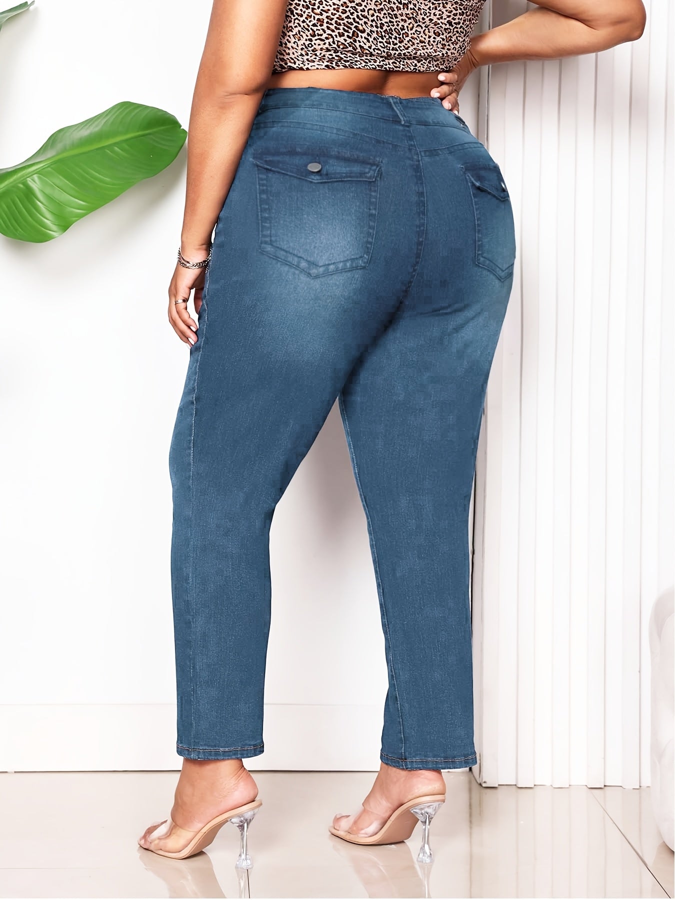 2025 Nova Chegada Plus Size Mulheres Jeans de Cintura Alta em Denim Elástico - Estilo Retrô Casual de Perna Reta, Cintura Média com Bolsos Traseiros, Acabamento Lavado Azul Claro para Vestuário Casual, Conforto Diário, Jeans de Estilo Retrô, Ajuste Confortável