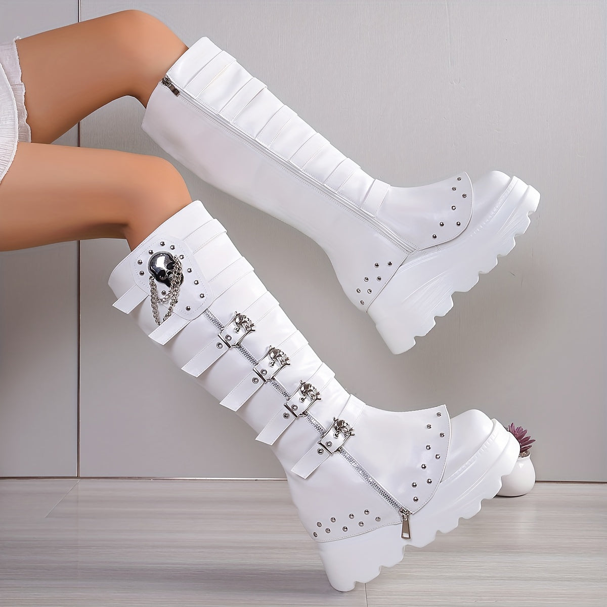 Botas Brancas de Cano Alto para Mulheres com Solas Grossas - Forro de Fleece Quente, Zíper Lateral, Salto Confortável de Cunha, Estilo Punk com Fivela e Detalhe de Corrente, Bico Redondo, Cobertura Falsa para o Inverno