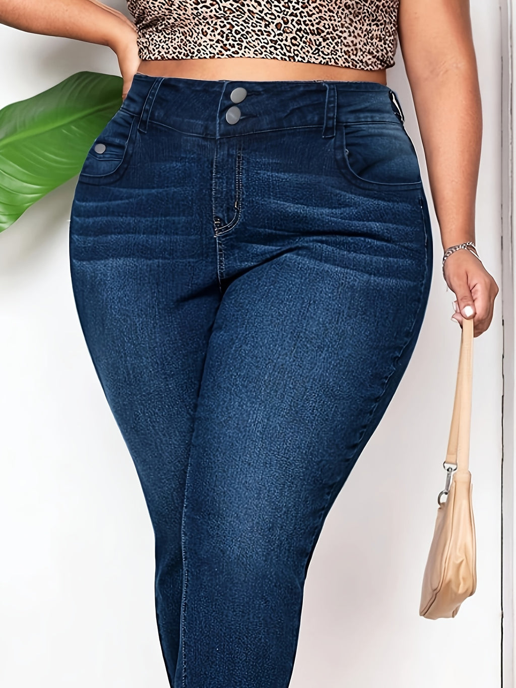 2025 Nova Chegada Plus Size Mulheres Jeans de Cintura Alta em Denim Elástico - Estilo Retrô Casual de Perna Reta, Cintura Média com Bolsos Traseiros, Acabamento Lavado Azul Claro para Vestuário Casual, Conforto Diário, Jeans de Estilo Retrô, Ajuste Confortável
