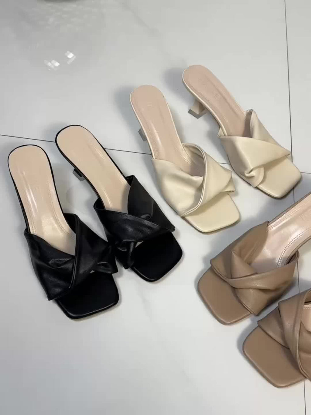 Sandálias femininas de salto alto com design plissado, sapatos modernos de bico quadrado, saltos estilosos