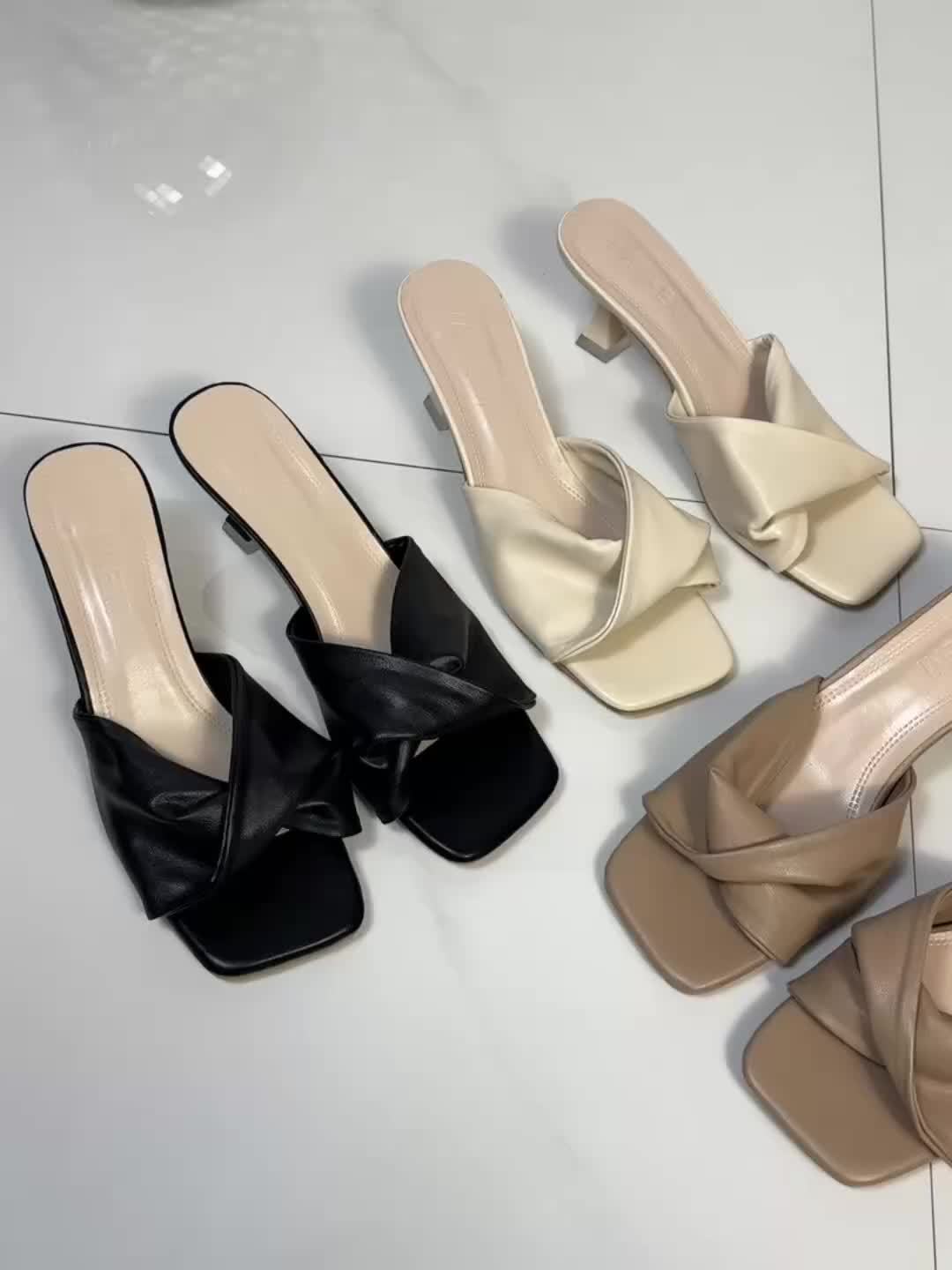 Sandálias femininas de salto alto com design plissado, sapatos modernos de bico quadrado, saltos estilosos