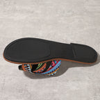 Sandálias de Verão Casuais para Mulheres - Elegantes Chinelos Planos de Dedo Aberto com Padrão Geométrico Vibrante, Cano Marrom e Sola de Borracha Preta, Perfeitas para a Praia ou Vestuário Casual, Calçado de Praia | Sandálias com Padrão Geométrico | Sandálias com Cano de Lona