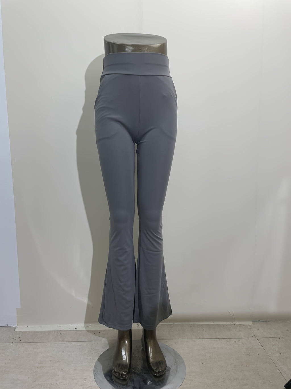 Um par de calças casuais de corte folgado para mulher, com pernas abertas, controlo abdominal e efeito lifting nas ancas, completas com bolsos. Fabricadas com tecido suave e agradável ao toque, oferecem uma sensação de conforto.