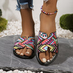 Sandálias de Verão Casuais para Mulheres - Elegantes Chinelos Planos de Dedo Aberto com Padrão Geométrico Vibrante, Cano Marrom e Sola de Borracha Preta, Perfeitas para a Praia ou Vestuário Casual, Calçado de Praia | Sandálias com Padrão Geométrico | Sandálias com Cano de Lona