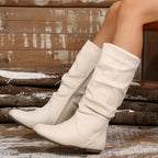 Botas femininas de cano médio com design plissado na parte lateral e zíper, ideais para combinar com saias ou calças no outono/inverno