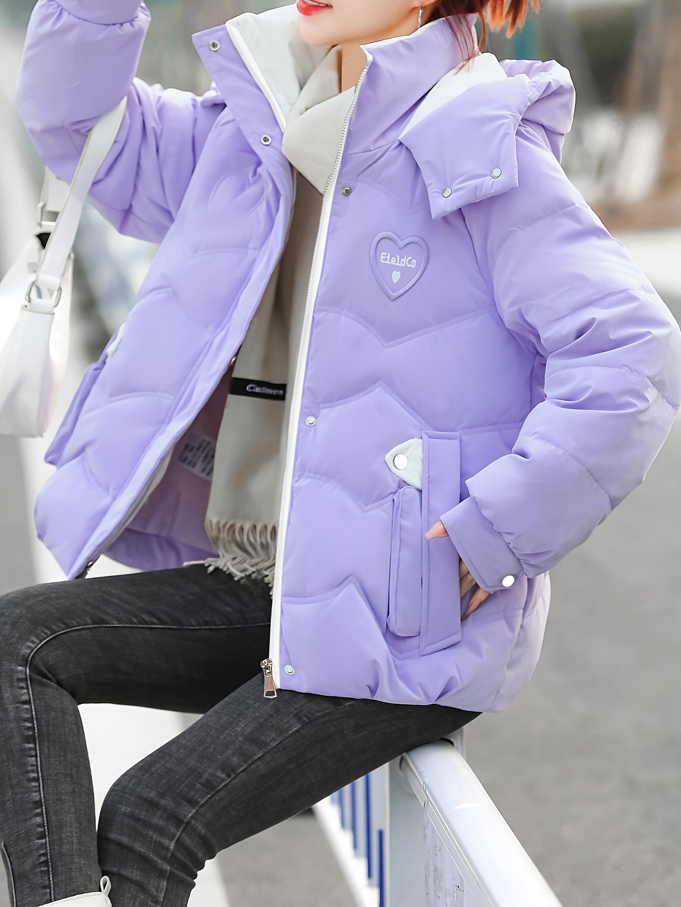 Jaqueta com Capuz de Inverno Feminina - Elegante Casaco Bege e Branco com Zíper e Design de Coração, Roupa Externa Quente de Poliéster para Looks Casuais ou Chiques, Jaqueta de Inverno