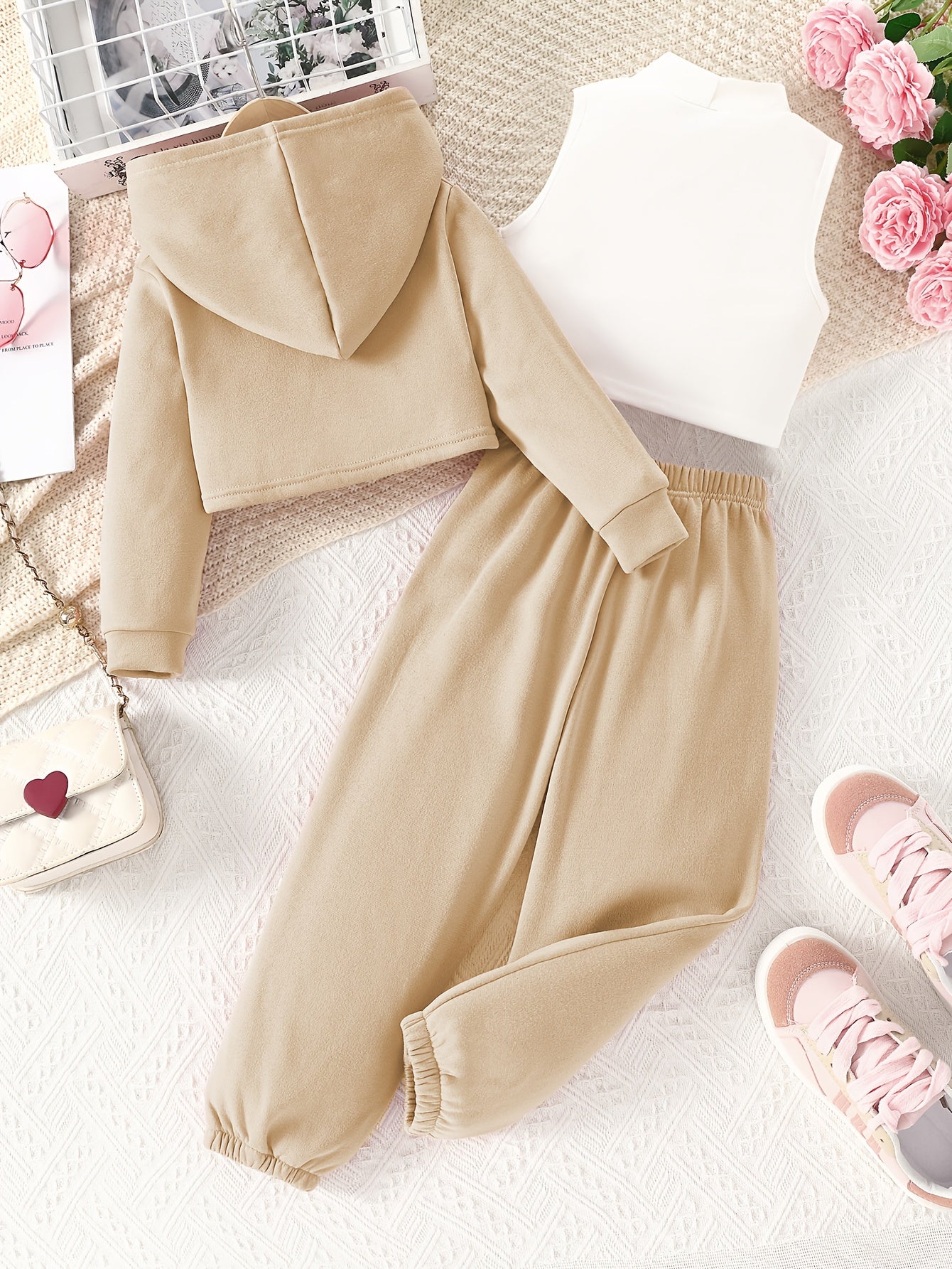 Conjunto de roupas de exterior para meninas na moda para a primavera e outono: camisola de manga comprida com capuz e estampa de letras + colete sem mangas com estampa de letras + calças compridas com cintura elástica, adequado para uso diário casual ou outras ocasiões especiais na primavera e outono, para exterior