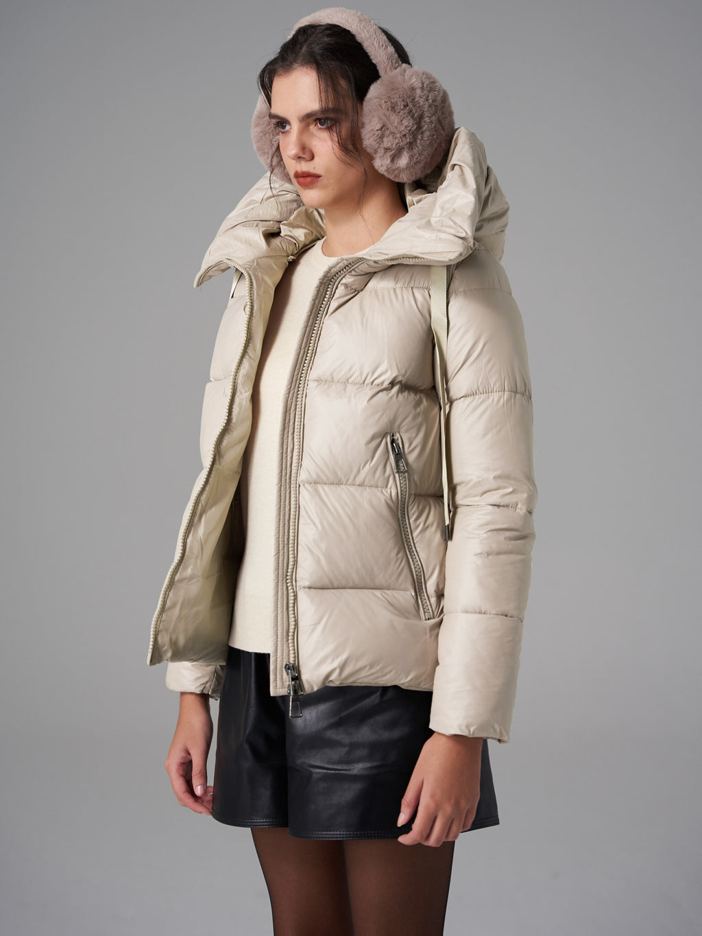 Casaco de Puffer Leve para Mulheres - Elegante Casaco Cortado Branco com Capuz e Bolsos com Zíper Duplo, Mangas Longas e Cordão Ajustável, Perfeito para Outono e Inverno, Estilo Casual, Roupa de Inverno Casual | Casaco de Capuz Elegante | Capuz com Cordão Ajustável