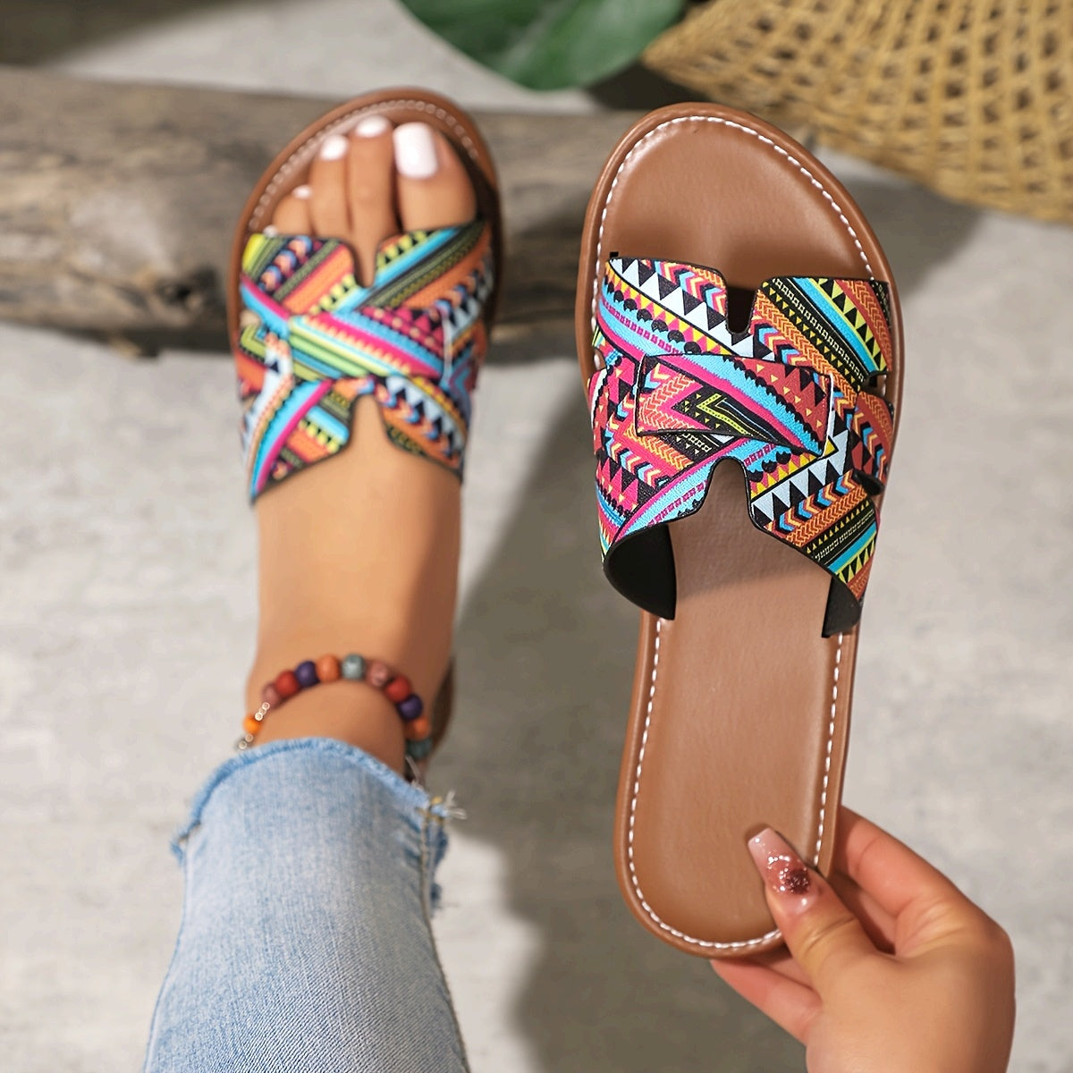 Sandálias de Verão Casuais para Mulheres - Elegantes Chinelos Planos de Dedo Aberto com Padrão Geométrico Vibrante, Cano Marrom e Sola de Borracha Preta, Perfeitas para a Praia ou Vestuário Casual, Calçado de Praia | Sandálias com Padrão Geométrico | Sandálias com Cano de Lona