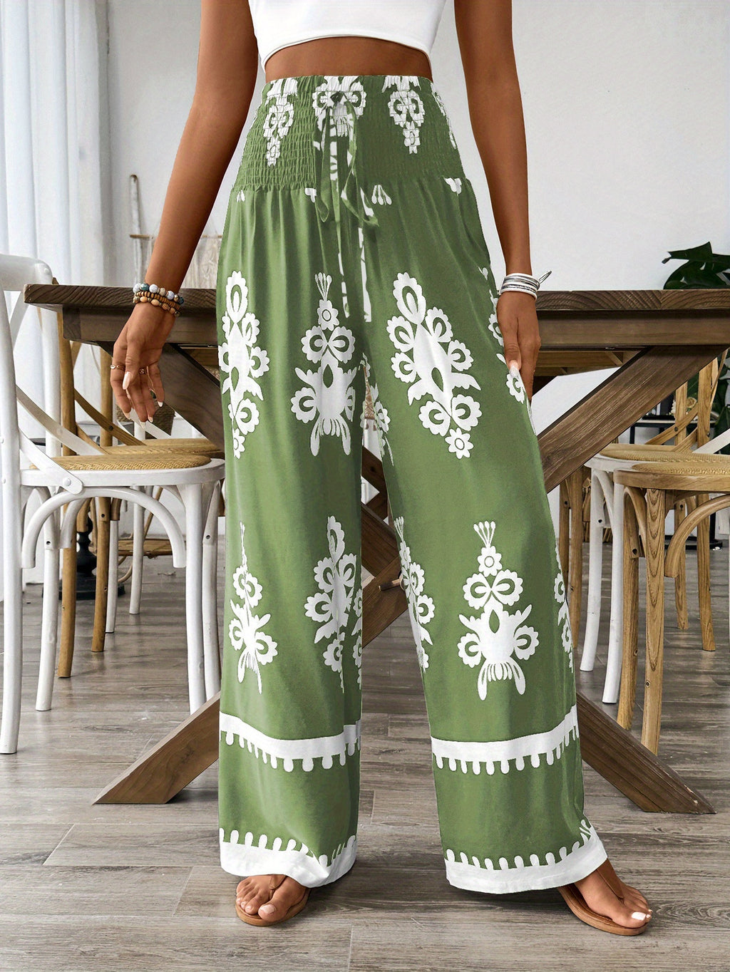 Calças Femininas de Perna Larga com Estampa Floral em Azul Marinho e Branco, Cintura Elástica com Cordão e Detalhe de Smocking - Lavável à Máquina, Confortáveis para Todas as Estações, Tecido Suave e Elegante