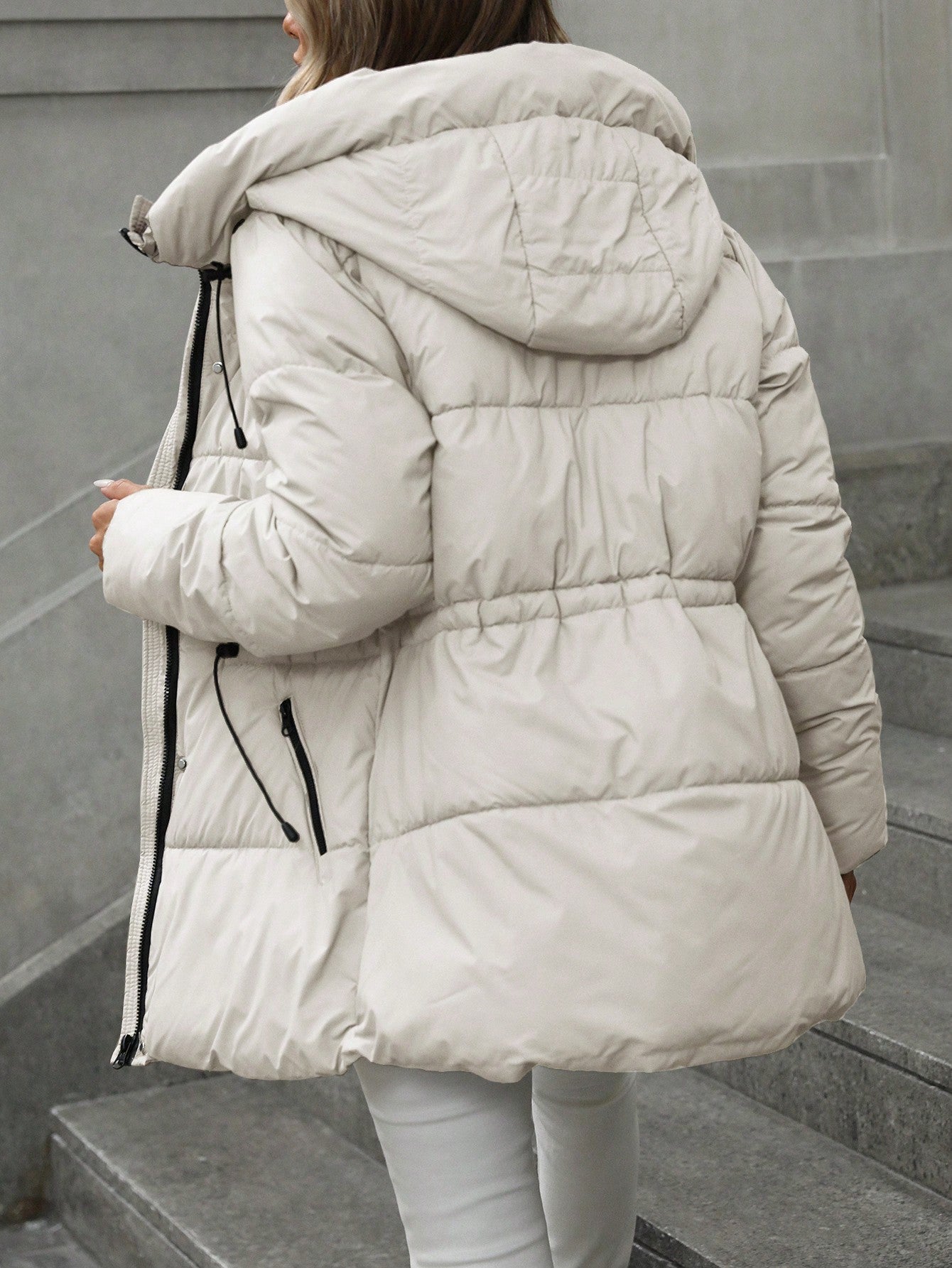Coleção Outono/Inverno 2025: Casaco Puffer de Comprimento Médio Acolchoado, Jaqueta com Capuz Quente e Estilo Casual Moderno, Cinto Ajustável, Fechamento com Zíper, Ideal para o Dia a Dia e Atividades ao Ar Livre