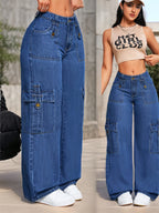 Jeans folgados de senhora ligeiramente elásticos com vários bolsos e elementos decorativos únicos, cor original, acabamento lavado, estilo de perna larga reta, streetwear moderno.