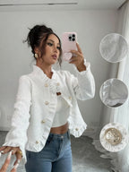 Jaqueta Blazer Elegante Feminina Branca com Gola e Mangas com Babado - Casaco Estruturado para Todas as Estações, Botões Dourados na Frente, Lavável na Máquina - Uso Casual a Formal (Escritório, Casamento, Festa) - Sobretudo Sob Medida