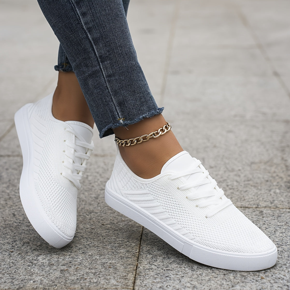 Tenis de Malha Respirável para Mulheres - Brancos, Baixos com Cadarço e Bico Redondo Confortáveis para Caminhada com Sola de Borracha Durável para Uso Casual & Atlético Leve, Sapatos Versáteis, Design Minimalista, Construção Flexível, Compradores Style Enthusiasts