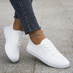 Tenis de Malha Respirável para Mulheres - Brancos, Baixos com Cadarço e Bico Redondo Confortáveis para Caminhada com Sola de Borracha Durável para Uso Casual & Atlético Leve, Sapatos Versáteis, Design Minimalista, Construção Flexível, Compradores Style Enthusiasts