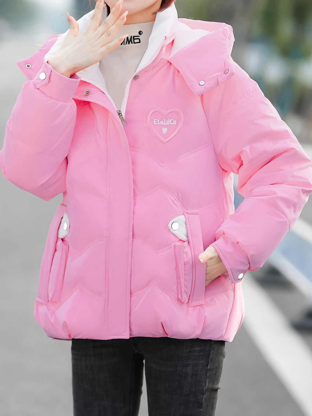 Jaqueta com Capuz de Inverno Feminina - Elegante Casaco Bege e Branco com Zíper e Design de Coração, Roupa Externa Quente de Poliéster para Looks Casuais ou Chiques, Jaqueta de Inverno