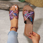 Sandálias de Verão Casuais para Mulheres - Elegantes Chinelos Planos de Dedo Aberto com Padrão Geométrico Vibrante, Cano Marrom e Sola de Borracha Preta, Perfeitas para a Praia ou Vestuário Casual, Calçado de Praia | Sandálias com Padrão Geométrico | Sandálias com Cano de Lona