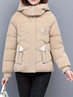 Jaqueta com Capuz de Inverno Feminina - Elegante Casaco Bege e Branco com Zíper e Design de Coração, Roupa Externa Quente de Poliéster para Looks Casuais ou Chiques, Jaqueta de Inverno